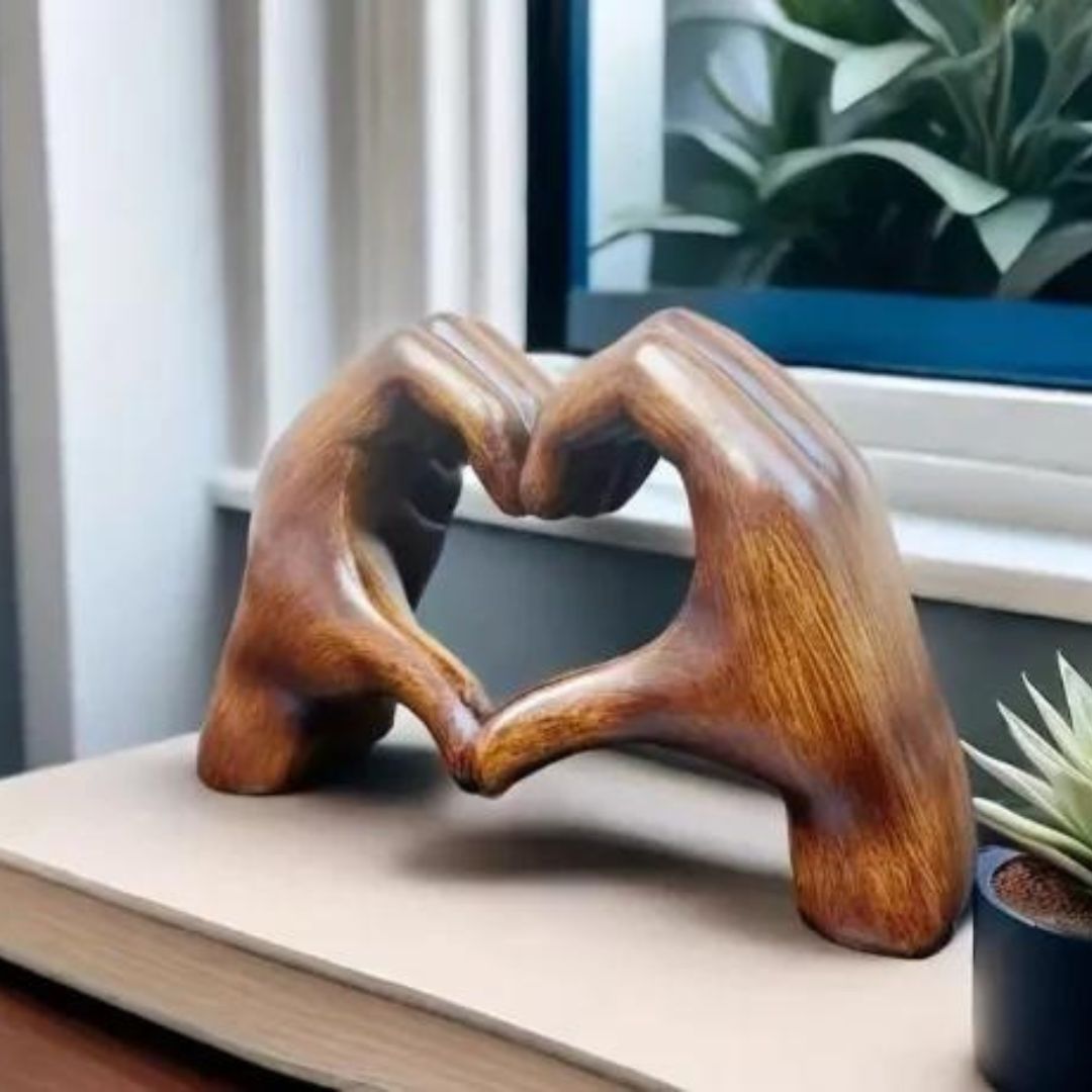 LoveSculpt – Moderne Holz Händen Herzen Statue