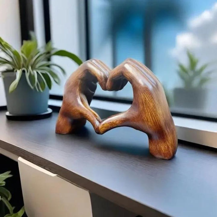 LoveSculpt – Moderne Holz Händen Herzen Statue