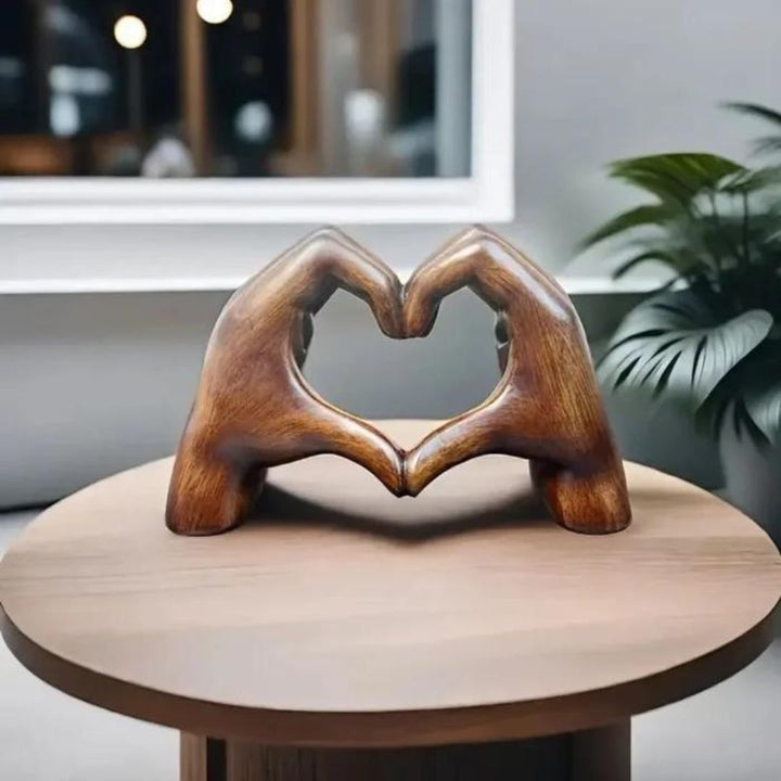 LoveSculpt – Moderne Holz Händen Herzen Statue