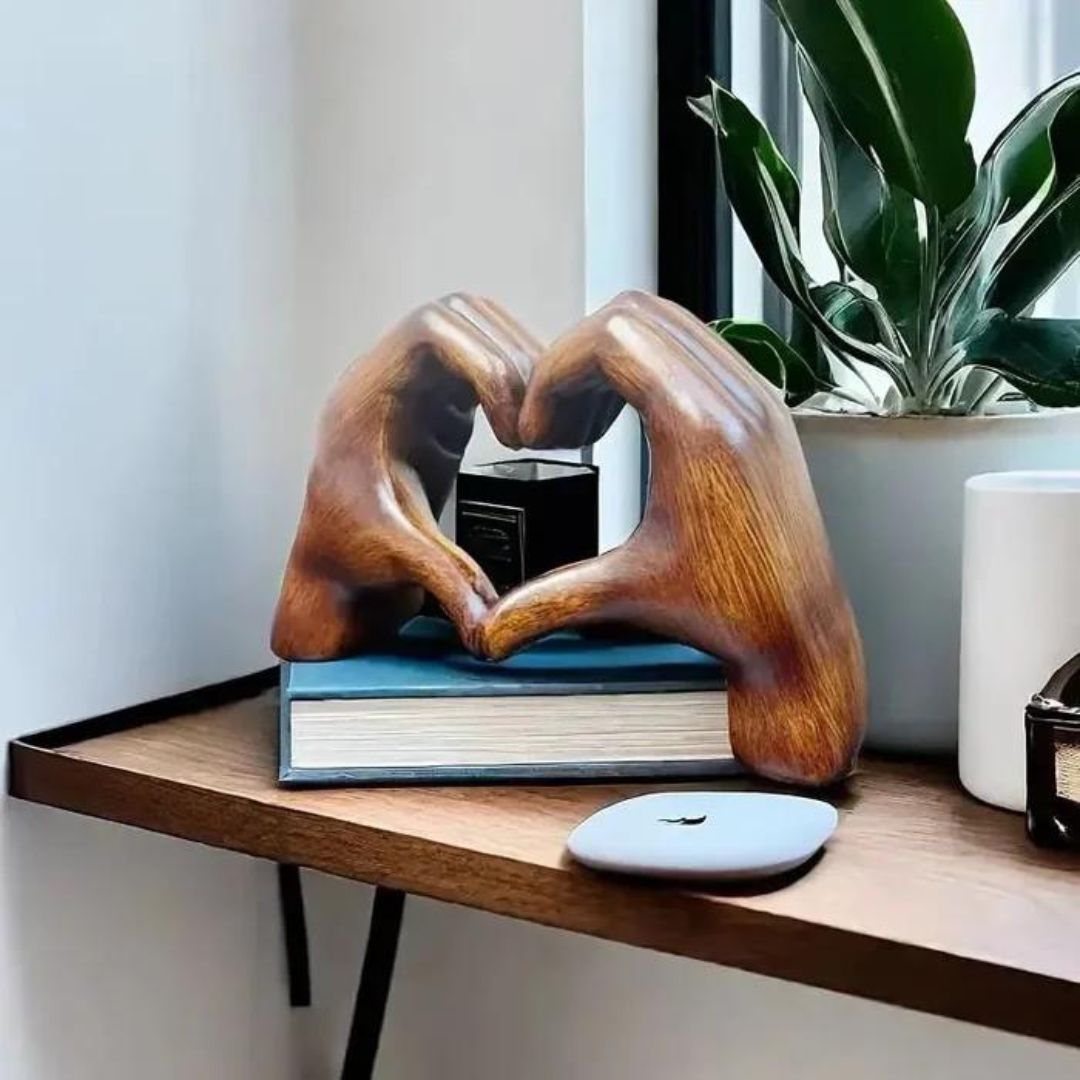 LoveSculpt – Moderne Holz Händen Herzen Statue